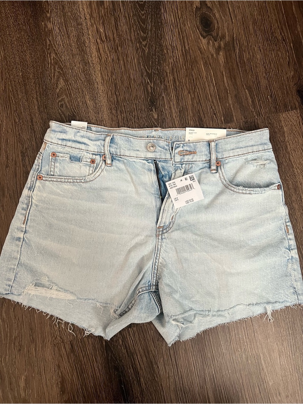 NWT American Eagle Women’s Size 8 Strigid Relaxed Short Light Wash Raw Hem